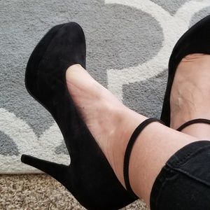 Platform velvet pumps